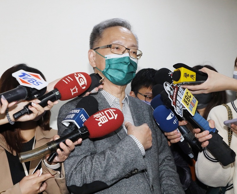 衛福部長薛瑞元24日赴立法院衛環委員會進行專題報告，並備質詢。圖為薛瑞元會前就時事議題接受媒體聯訪。 (圖：中央社)