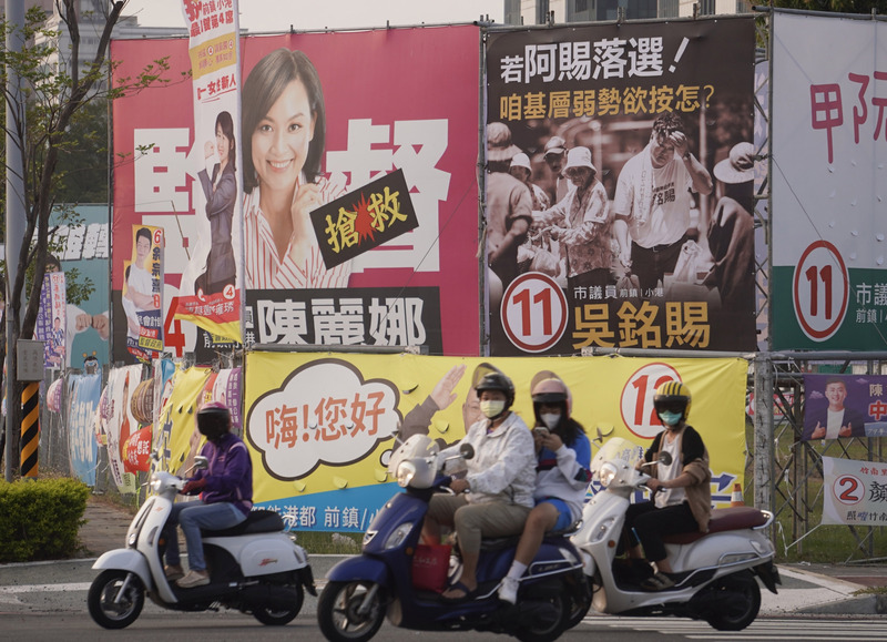 九合一選舉將於26日投票，各政黨候選人持續衝刺選情拜票，24日高雄市前鎮區街頭競選廣告可見有候選人打出「搶救牌」。 (圖：中央社)