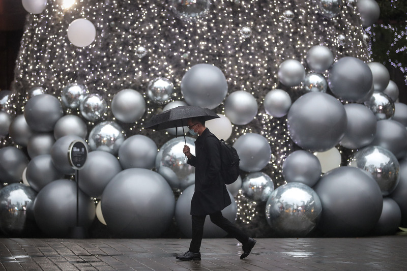 東北季風從明天增強持續到6日。圖為台北信義商圈百貨前已可見精緻耶誕裝飾。(圖：中央社)