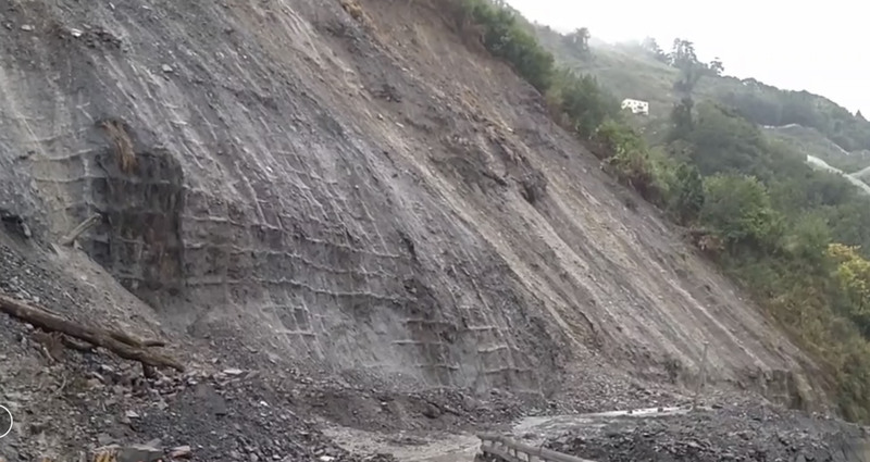 公路總局谷關工務段24日表示，受連日降雨影響，中橫公路台8線77K靈甫橋路段持續落石，下午3時起進行封閉，暫時無法搶通，提醒用路人留意。(圖：中央社)