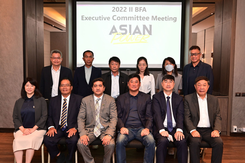 亞洲棒球總會（BFA）會長辜仲諒（前右3）24日首度主持在泰國舉行的亞棒總執委會，與各國執委商討2023年預算及各項賽事舉辦事宜，也確定2023年亞洲棒球錦標賽將在台中舉行。（亞洲棒球總會提供）(圖：中央社)