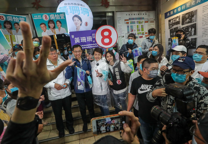 無黨籍台北市長候選人黃珊珊（前左3）24日晚間與台灣民眾黨主席柯文哲（前左）等人走訪公館夜市，把握選前最後時間全力拉票。