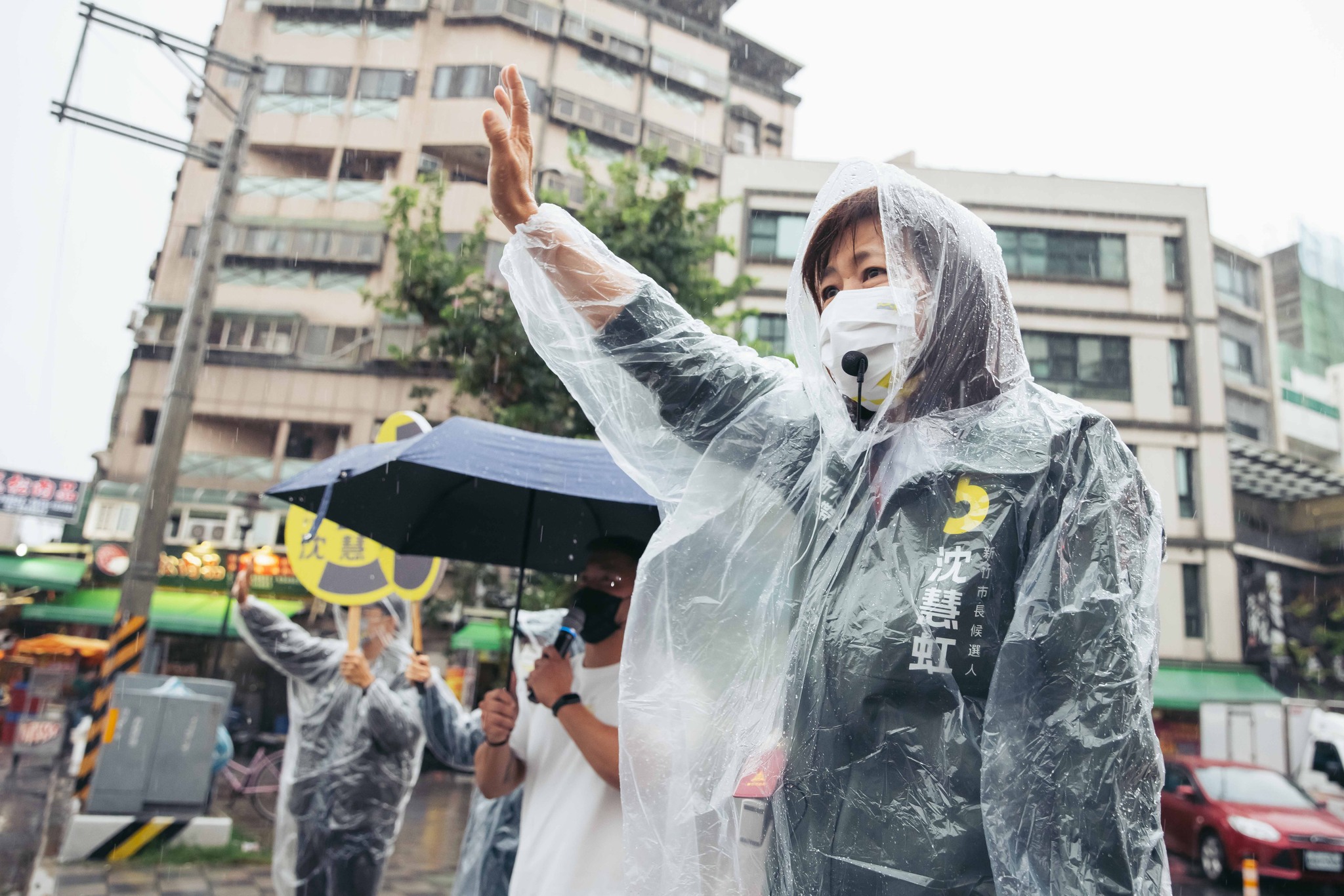 針對台北市長柯文哲宣稱新竹有幾條土地變更超過100億元以及高虹安再度質疑新竹棒球場。民進黨新竹市長候選人沈慧虹今天(24日)表示，歡迎柯文哲與高虹安提出一刀斃命的證據並提告。圖為沈慧虹冒雨站路口向選民拜票。(FB@沈慧虹)