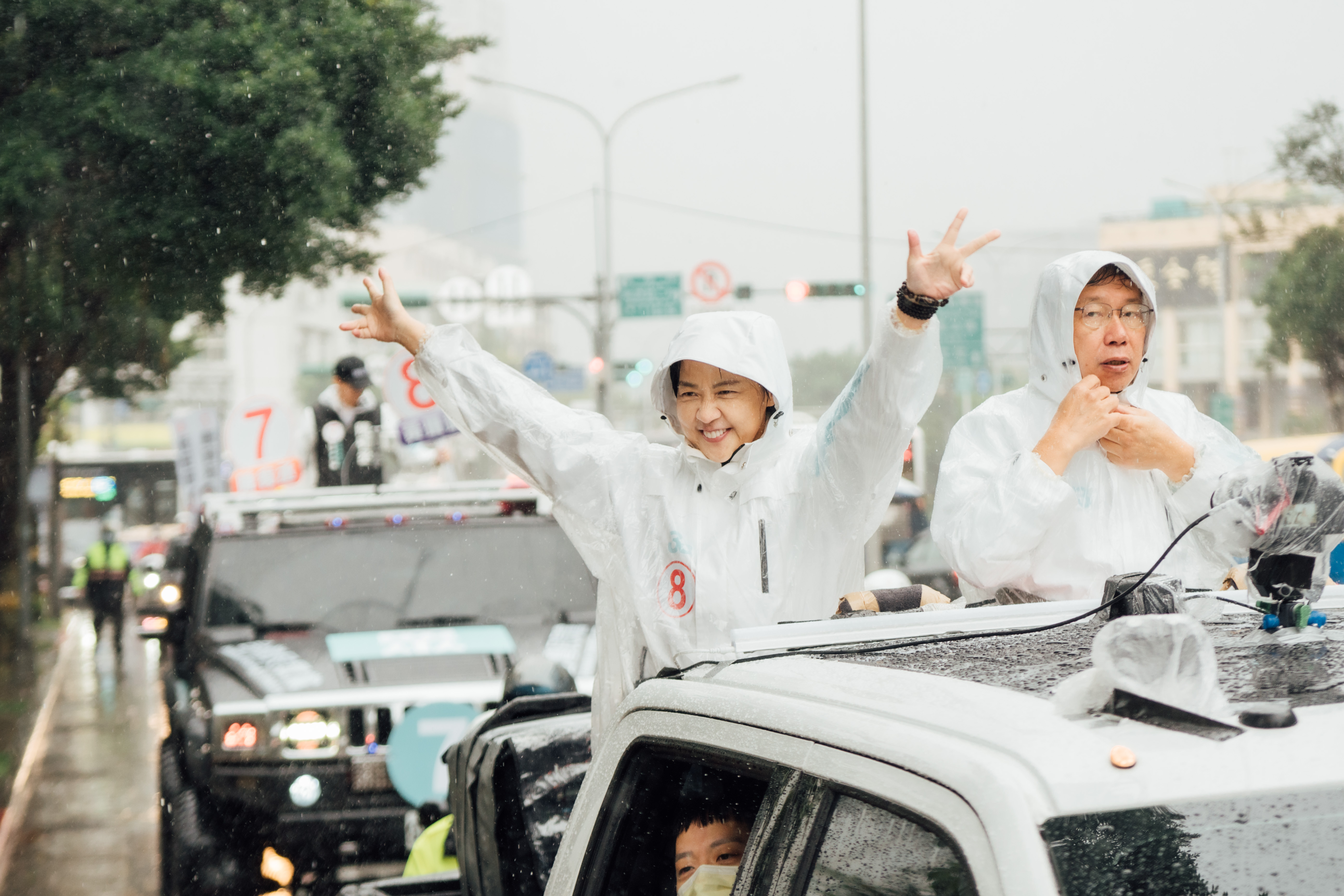 無黨籍台北市長候選人黃珊珊(左)24日在台北市長柯文哲(右)陪同下展開車隊掃街。(黃珊珊競總提供)