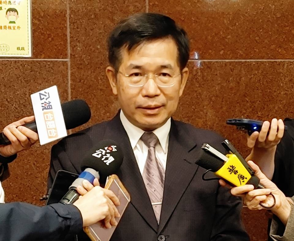 教育部長潘文忠表示，各校應維護教師投票權。