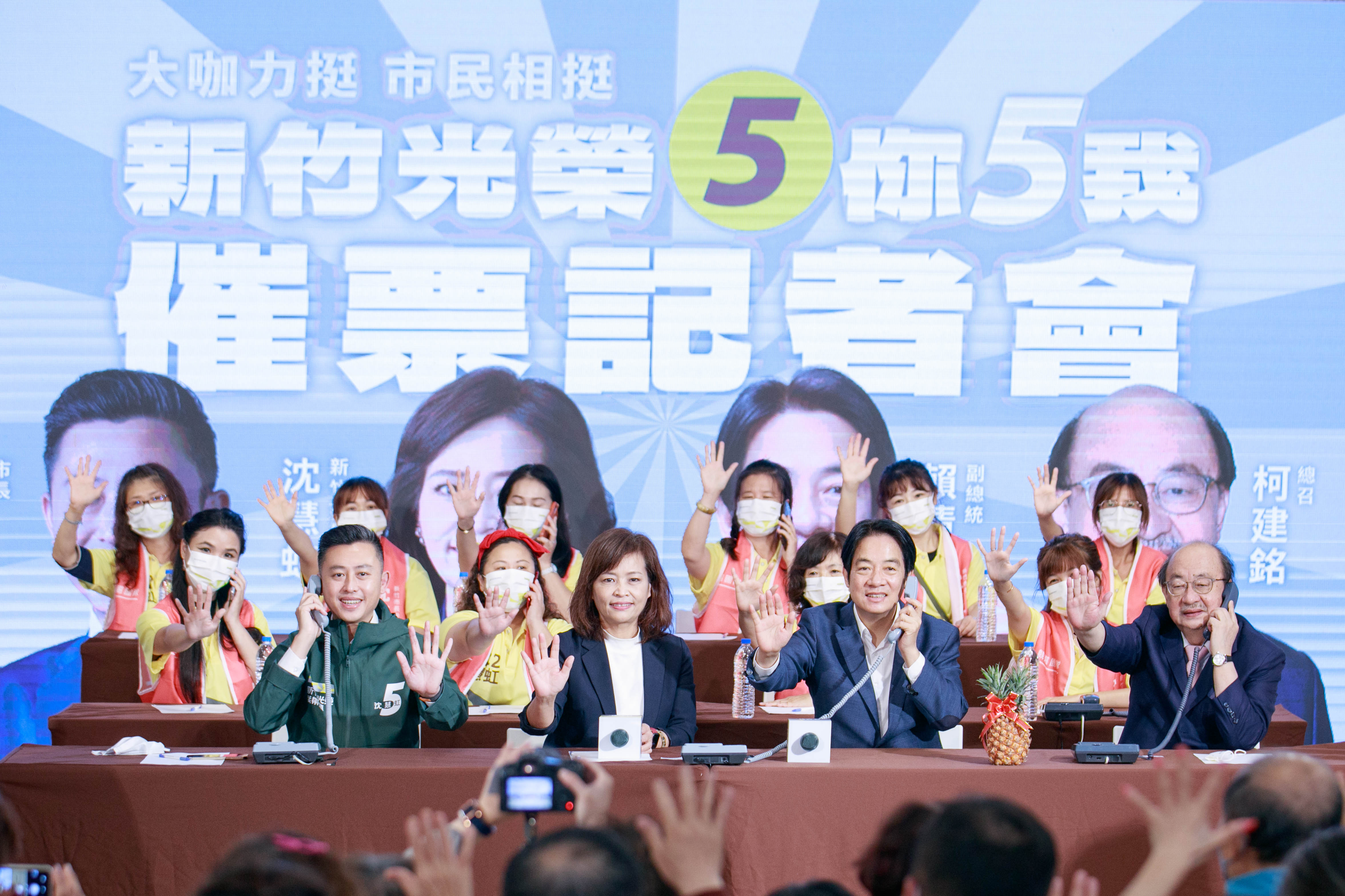 沈慧虹合體賴清德催票。(沈慧虹競辦提供)