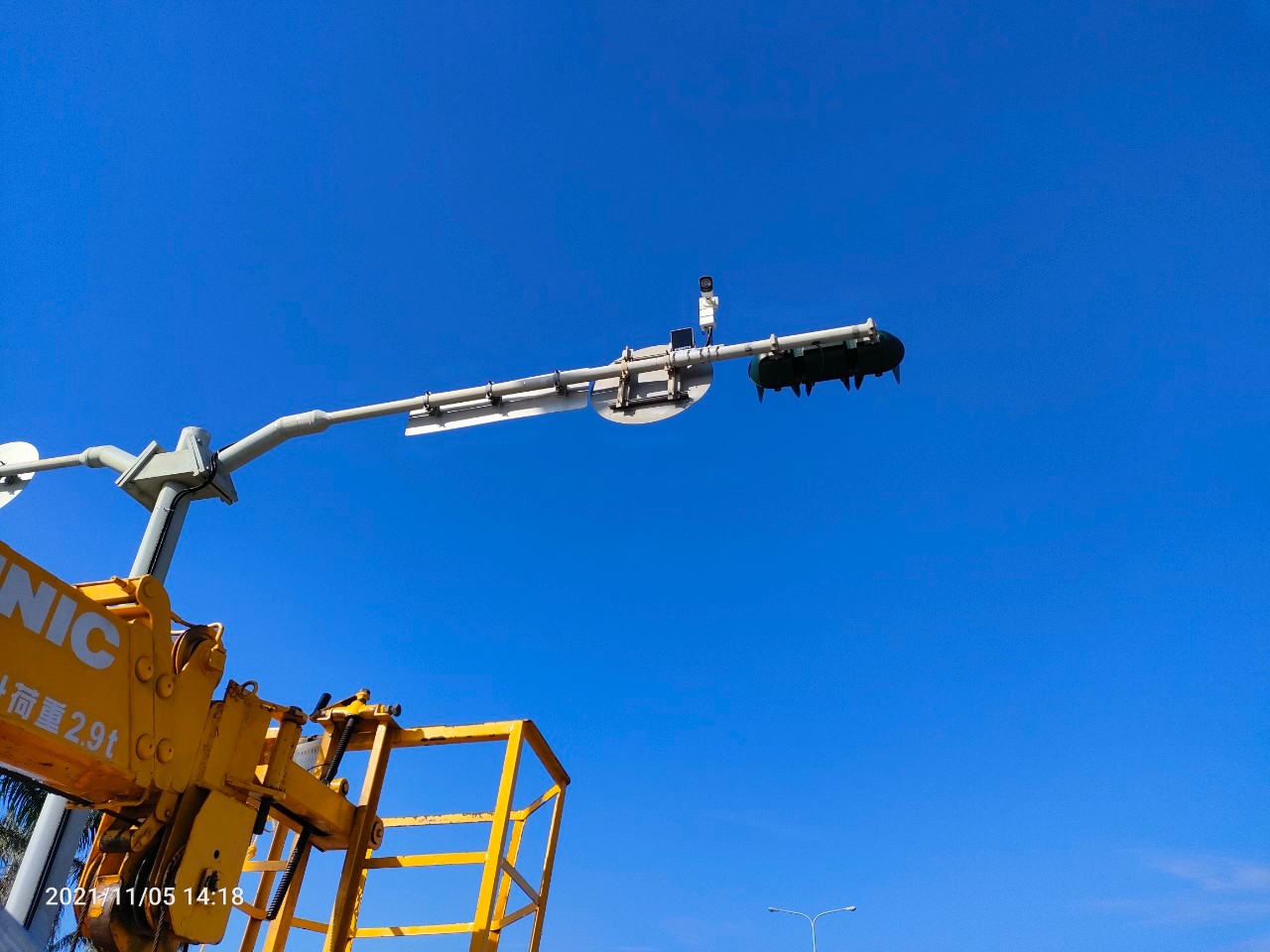 公路總局在省道多處重點路段建置的高解析度CCTV，結合AI及5G，可即時偵測車流量並即時調整號誌、紓解車流，預計2年後在100處路口建置完成這樣的智慧化設施。(公路總局提供)