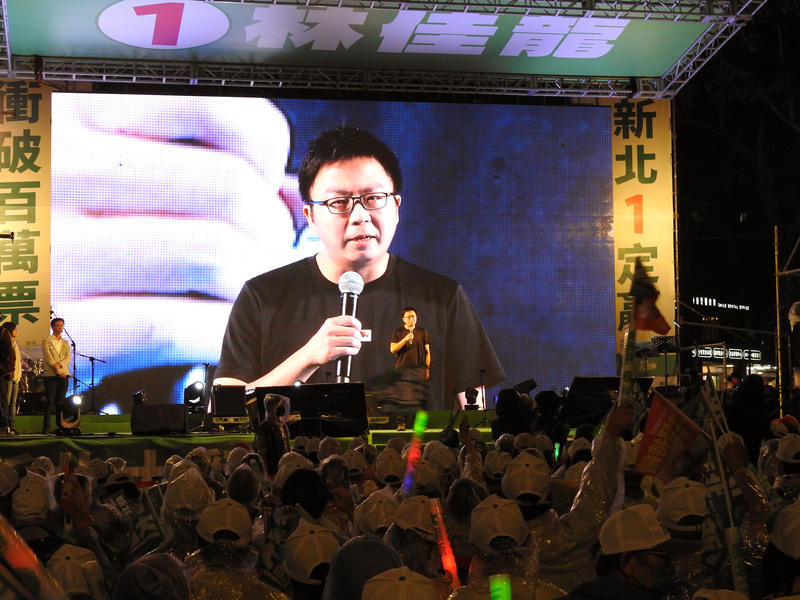 染疫病逝童「恩恩」的父親25日晚間現身民進黨新北市長候選人林佳龍的選前之夜造勢活動，強調自己26日一定會去投票，這一票將投給林佳龍，呼籲選民一同支持。(圖：中央社)