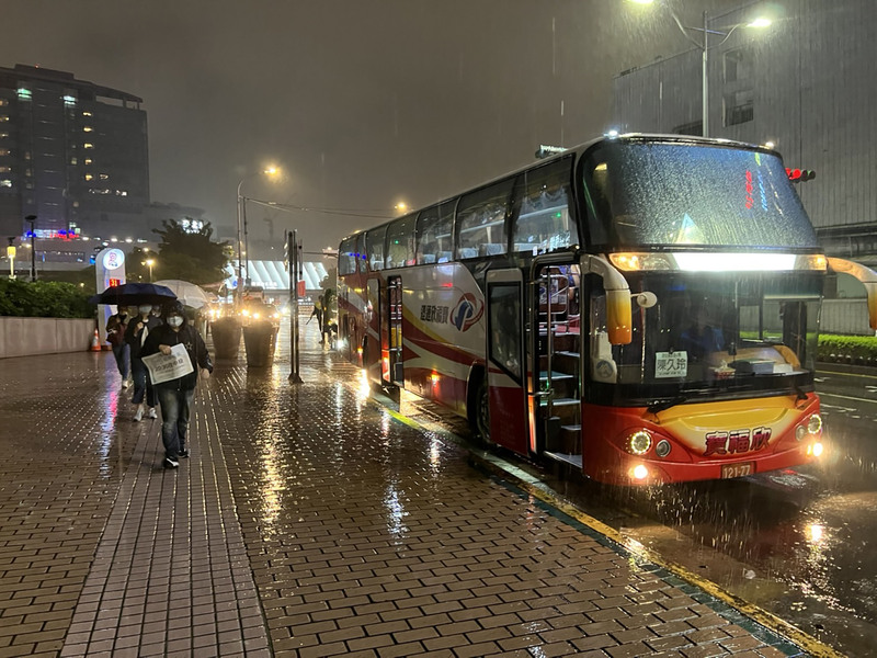 由台灣學生聯合會與18所大專校院學生團體合辦的「2022青年返鄉列車」正式啟動，25日晚間8時30分由台北車站發車的班次，陸續有乘客上車。 (圖：中央社)