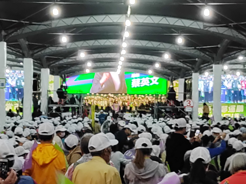 民進黨桃園市長候選人鄭運鵬25日在桃園區舉辦選前之夜晚會，蔡英文總統表示，這次要用選票讓世界看到，桃園人要與國際民主夥伴一起打造民主晶片的信心 (央廣記者王照坤 攝)