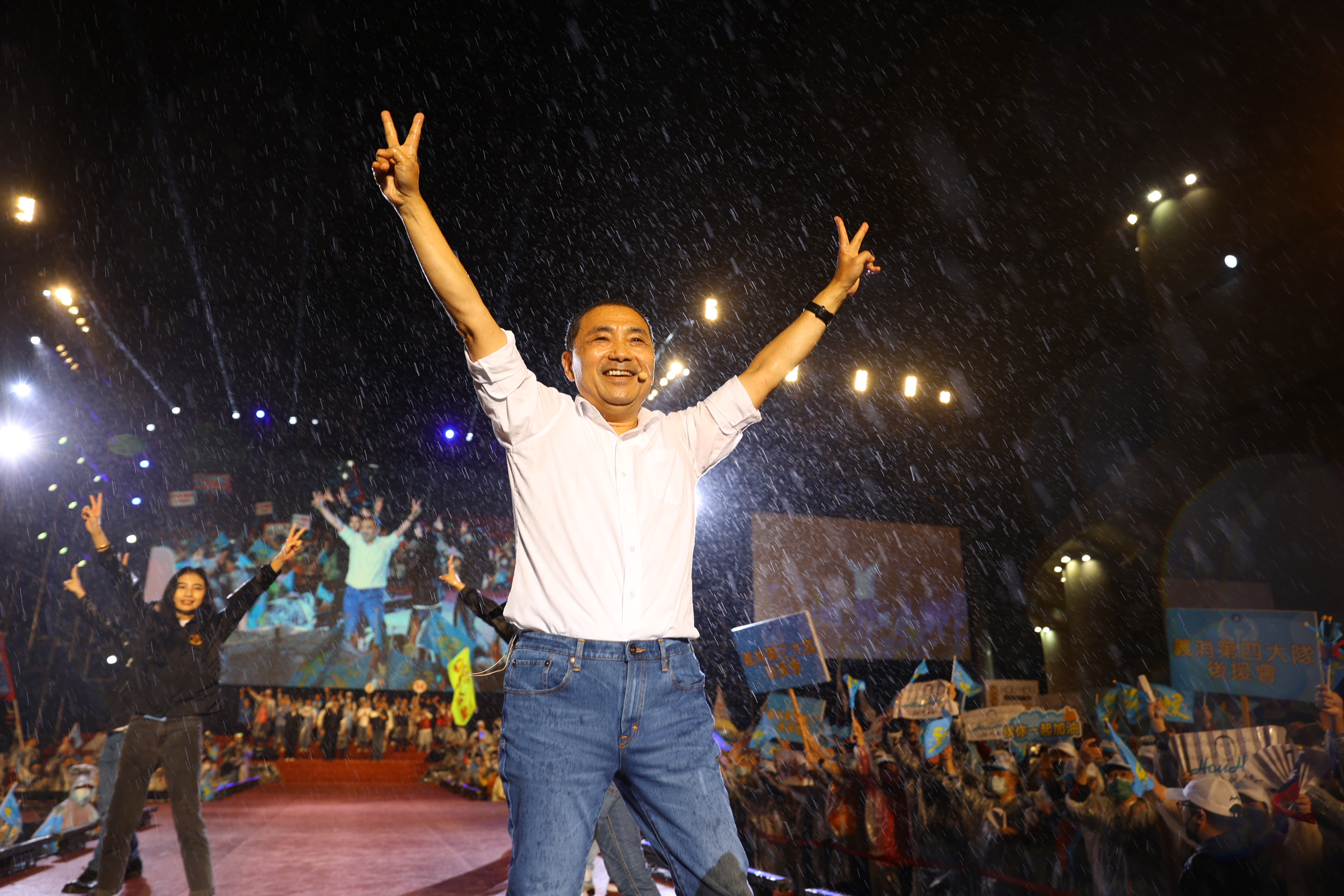 新北市長侯友宜25日的選前之夜湧入眾多支持者，他在大雨中進場，現場凍蒜聲不斷。(侯友宜競選辦公室提供)