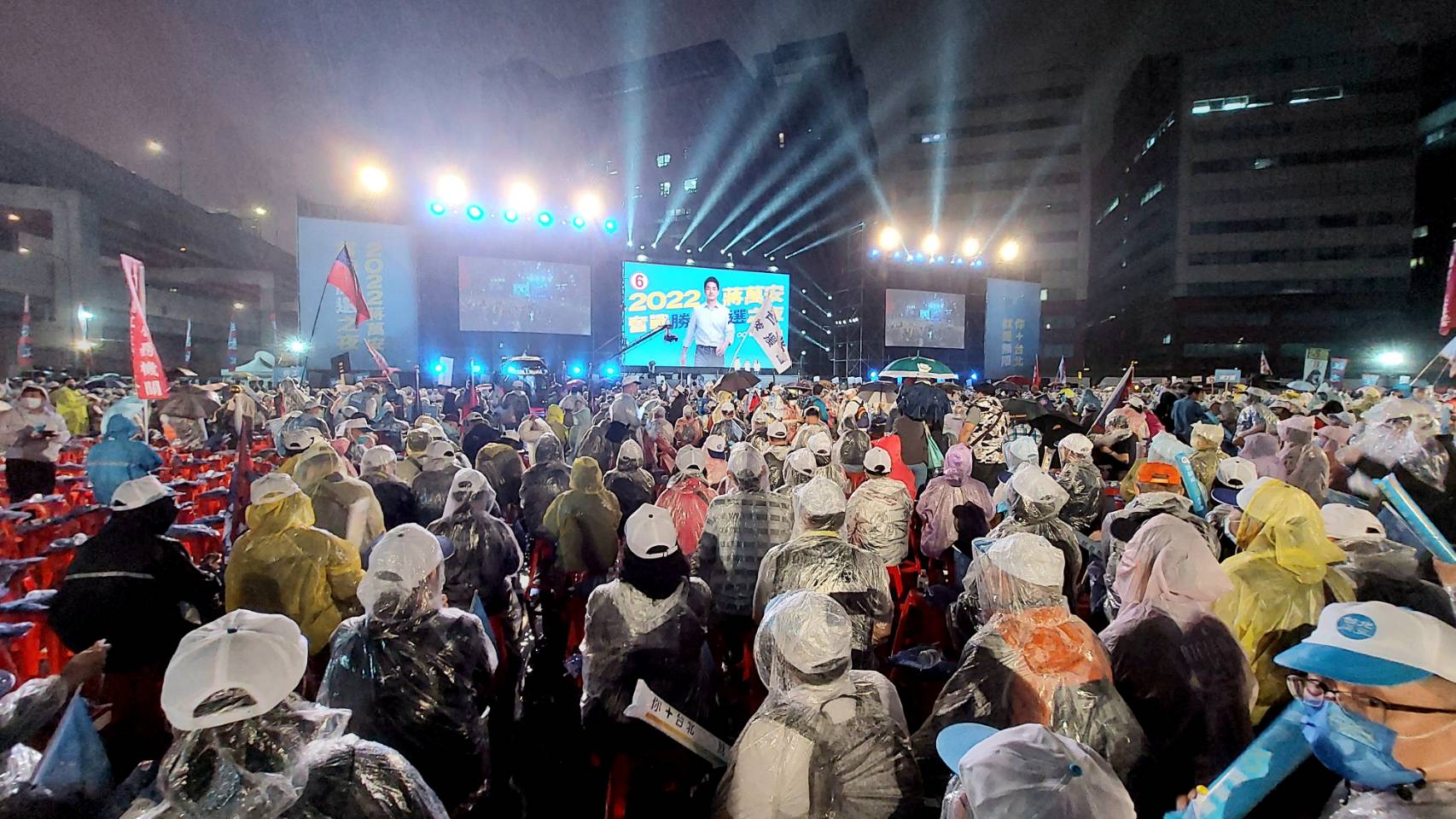 國民黨台北市長候選人蔣萬安的「奮戰勝選之夜」晚會25日晚間舉行，蔣萬安陣營表示約有5萬人到場支持。(歐陽夢萍 攝)