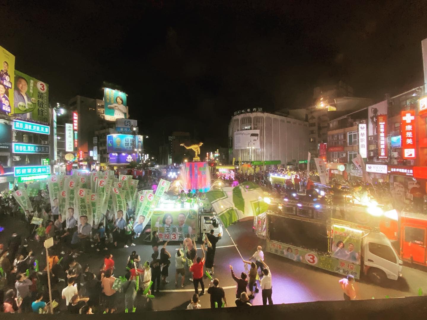 嘉義市傳統的「選前之夜」造勢活動25日晚上7時起展開，中山路的中央噴水圓環湧入人潮，現場音樂聲、氣笛聲及群眾吶喊聲此起彼落。(圖:蠢羊與奇怪生物臉書)