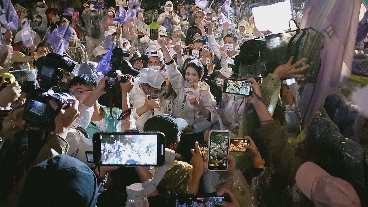 民眾黨新竹市長候選人高虹安在雨中被支持者簇擁上台。(陳國維 攝)