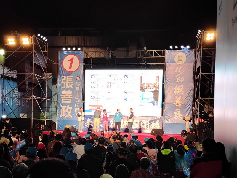 國民黨桃園市長候選人張善政競選總部主委、立委呂玉玲，在中壢區的競選總部自行宣布張善政當選 (央廣記者王照坤 攝)