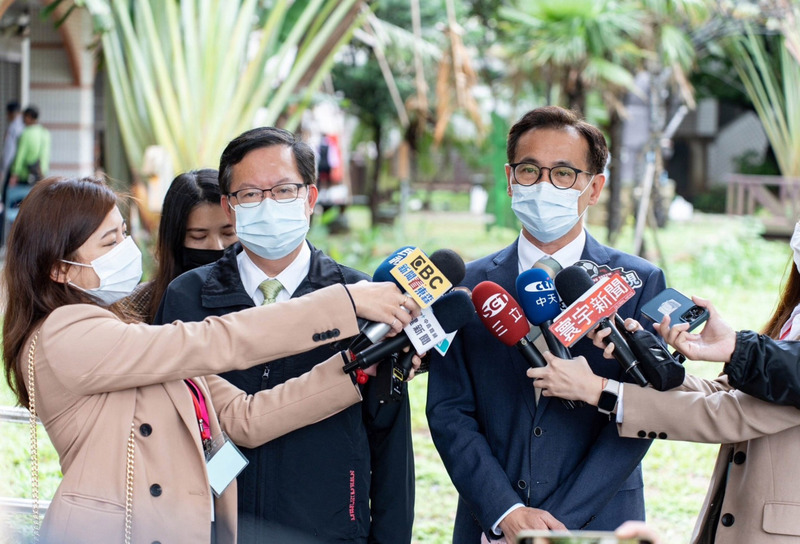 民進黨桃園市長候選人鄭運鵬（右）26日上午至蘆竹國小投票，他受訪表示，以平常心看待，希望大家踴躍出來投票，選出心目中最好的候選人。右2為桃園市長鄭文燦。（鄭運鵬團隊提供） (圖：中央社)