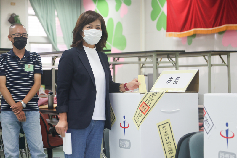 九合一選舉與18歲公民權修憲複決公投26日登場，民進黨新竹市長候選人沈慧虹（右）一早前往投票所完成投票。 (圖：中央社)