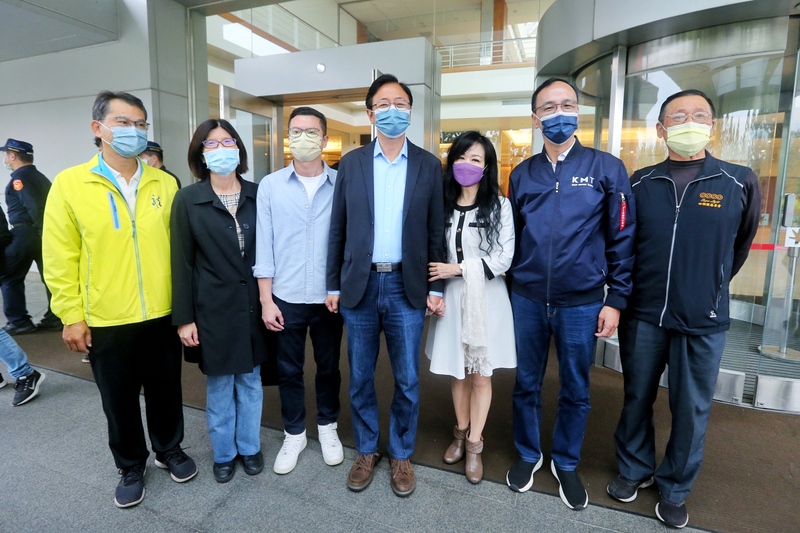 國民黨主席朱立倫(右2)26日投票時穿著印有「KMT(國民黨)」字樣的外套，引發爭議。(圖：中央社)