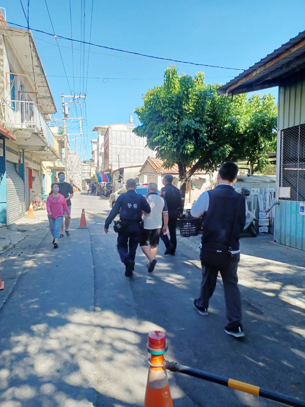 九合一大選併修憲複決26日投開票，高雄嚴姓男子上午前往大社投票時，因看不懂公投內容又質疑現場人員不理他，進而情緒失控撕毀公投票，選務人員發現後立即處理，並由警方帶回偵辦。（高市仁武警分局提供） (圖：中央社)