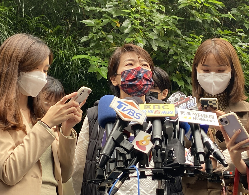 無黨籍台北市長候選人黃珊珊（中）26日上午到內湖區方濟中學投開票所投票並接受媒體聯訪表示，今天就是開開心心的等待結果，還笑說自己的牙膏都用完了，還要去趟大賣場購買日常用品。 (圖：中央社)