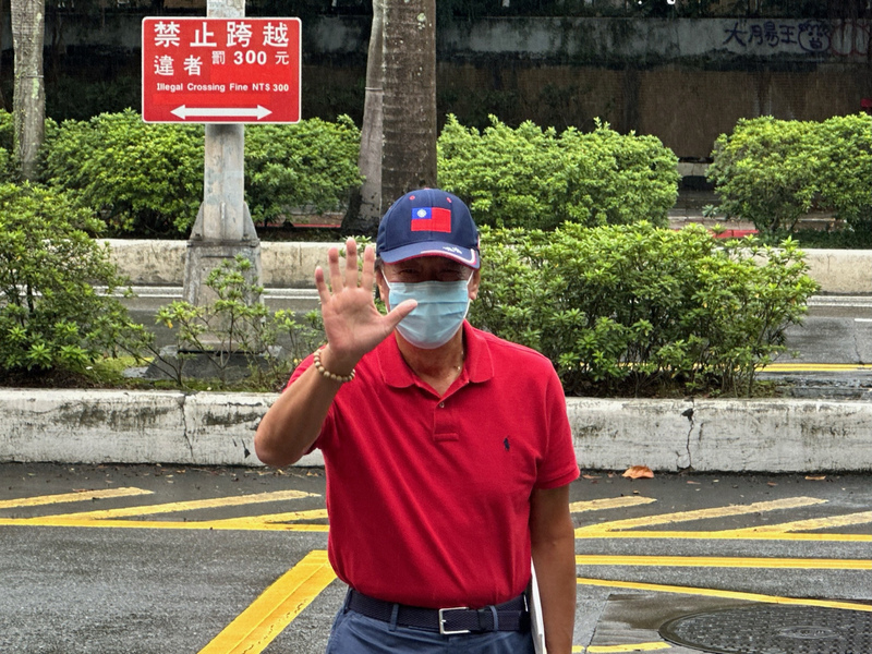 鴻海集團創辦人郭台銘26日上午前往台北市東門國小，進行九合一選舉大選投票。 (圖：中央社)