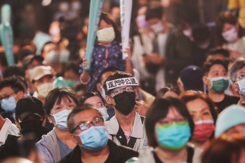 本次縣市長選舉，民進黨僅拿下5席，是創黨以來最低。圖為民進黨籍台北市長候選人陳時中26日晚間自行宣布敗選，現場支持者難掩落寞。 (圖：中央社)