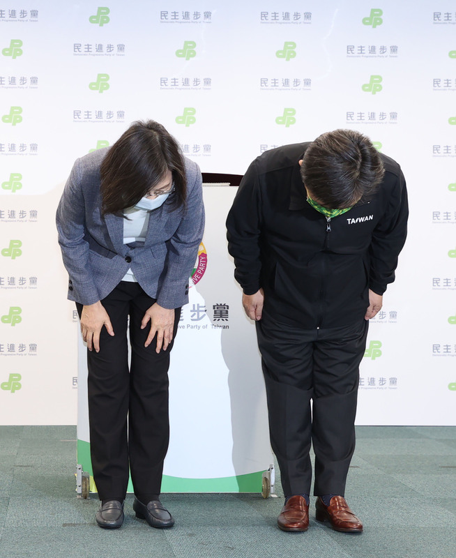 兼任民進黨主席的蔡英文總統(左)26日晚間舉行記者會，為選舉結果不如預期鞠躬致歉。(圖：中央社)