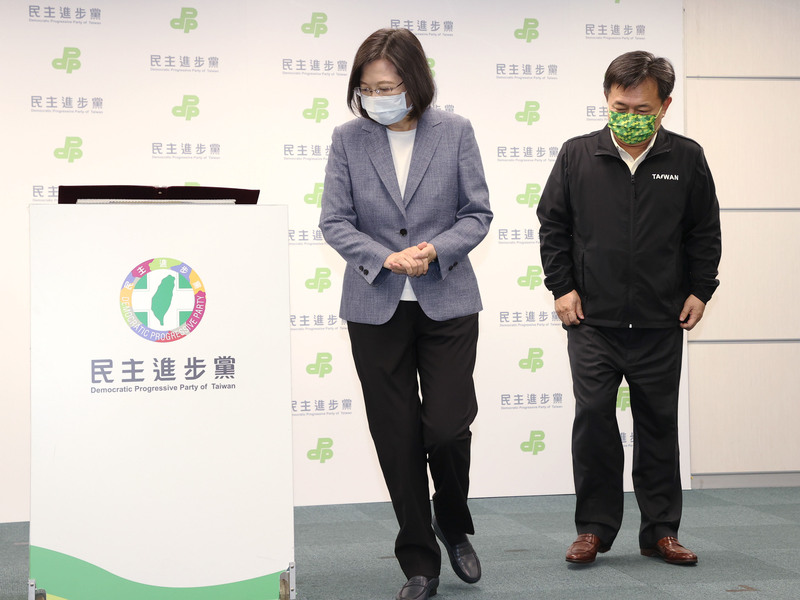 民進黨九合一選舉遭逢挫敗，黨主席蔡英文（左）26日晚間率領黨秘書長林錫耀（右）在台北出席記者會，蔡英文並與林錫耀一同鞠躬，全程神情嚴肅。 (圖：中央社)