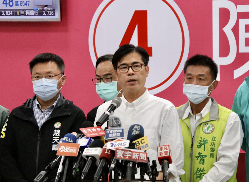 連任成功的高雄市長陳其邁(中)可望代理民進黨主席。(資料照/圖:中央社)