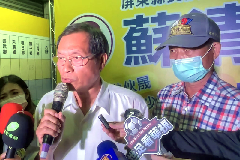 民進黨屏東縣長候選人周春米26日晚間自行宣布當選，後，國民黨籍候選人蘇清泉（右2）也出面發表聲明，質疑計票有誤，將採取法律行動 。 (圖：中央社)