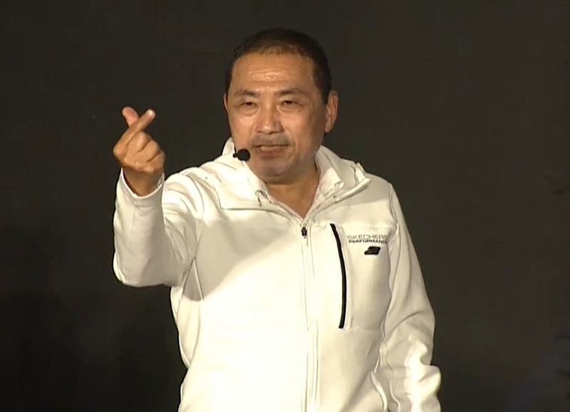 侯友宜發表勝選感言時感謝新北市民選擇他，串起新北愛、台灣愛，讓中華民國更團結。(圖擷自侯友宜臉書)