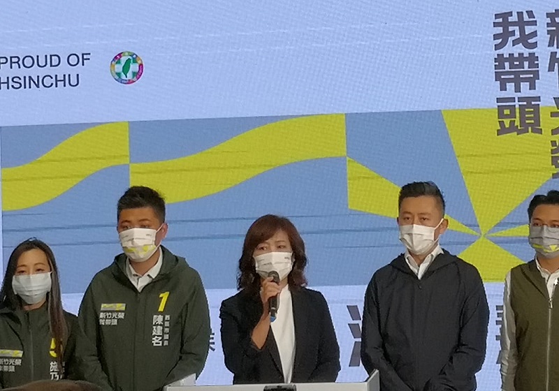 沈慧虹(中)呼籲支持者不要難過、不要洩氣，一樣要好好吃飯、好好生活，大家一起努力過，都是光榮的新竹人。(劉玉秋 攝)
