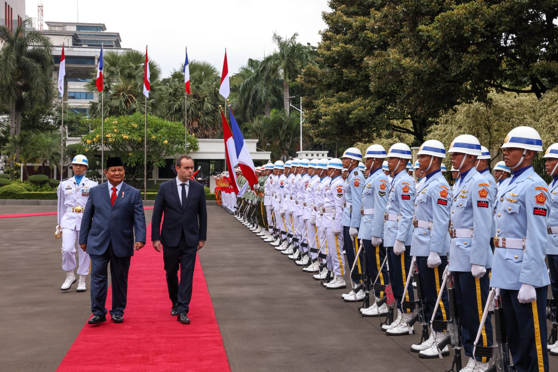 法國防長勒克努(Sebastien Lecornu)25日在雅加達和印尼防長普拉伯沃(Prabowo Subianto)會面。(圖:推特@SebLecornu)