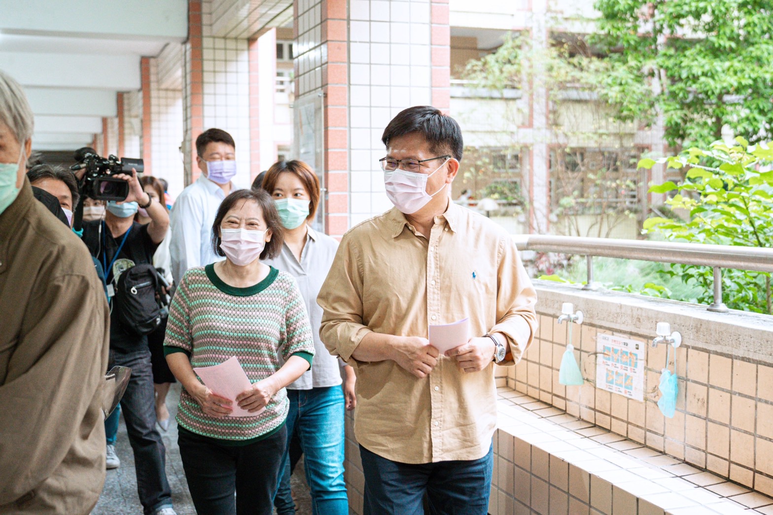 民進黨新北市長候選人林佳龍和太太廖婉如一起投票。 (圖:林佳龍競選辦公室提供)