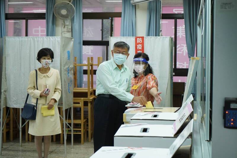 民眾黨主席、台北市長柯文哲26日一早與妻子陳佩琪前往金甌女中投票。(圖:民眾黨提供)