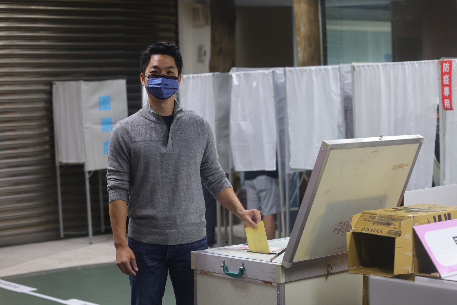 國民黨台北市長候選人蔣萬安26日上午前往投票，並呼籲市民不畏風雨，踴躍投票。(台北市攝影記者聯誼會提供)