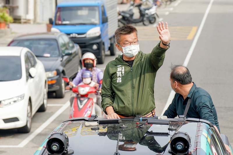 立法院副院長蔡其昌（前左）接受黨內徵召，挑戰台中市長失敗，27日展開車隊掃街謝票，從他的故鄉清水出發，感謝所有參與選舉的市民。（蔡其昌競選總部提供） (圖：中央社)