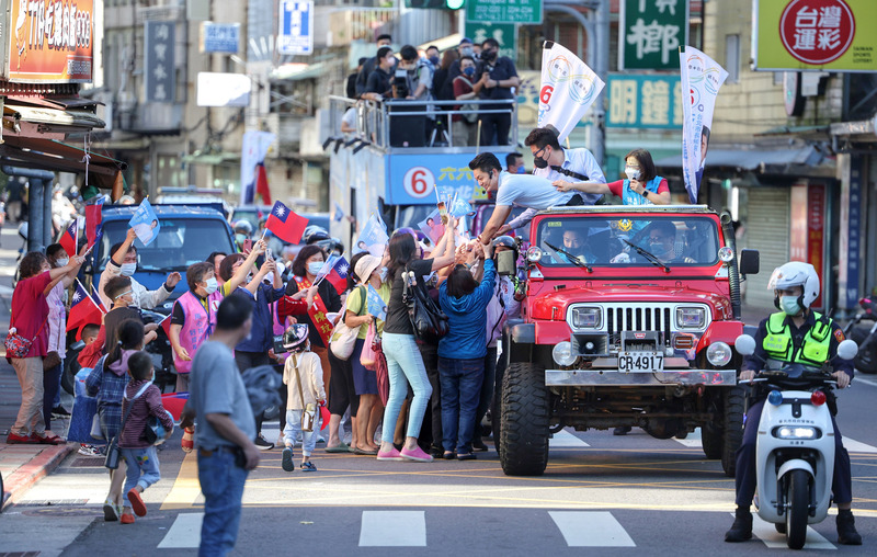 九合一選舉落幕，中共對台策略是否會調整，值得觀察。圖為國民黨台北市長候選人蔣萬安選後展開車隊謝票行程。(圖：中央社)