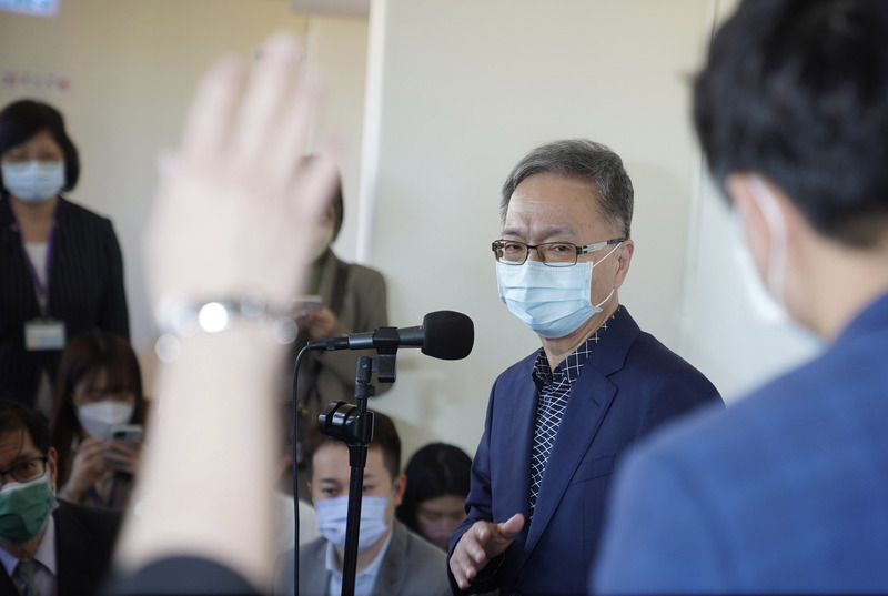 衛福部長薛瑞元（中）28日在立法院受訪表示，台灣防疫成果已逐漸浮現，可以樂觀預期，未來不論新曆年或舊曆年，應該可以過個歡樂的年。(圖：中央社)