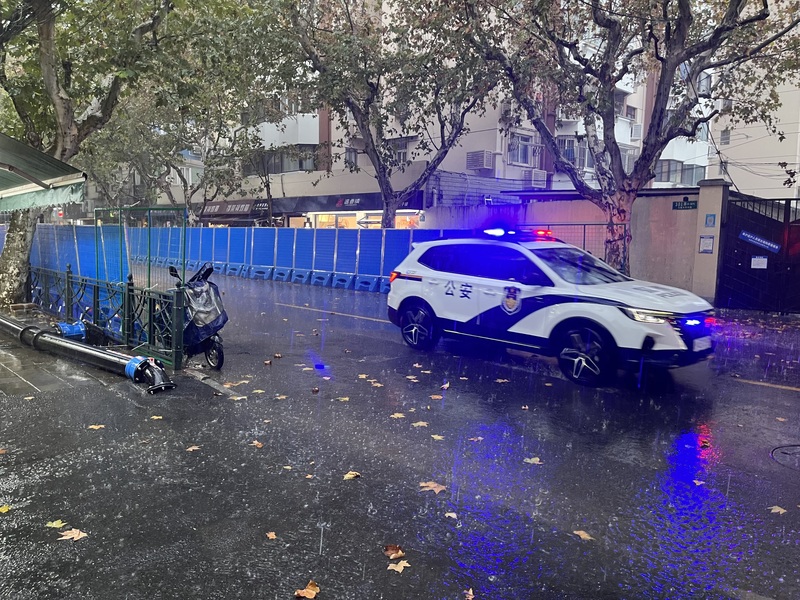 經過連續兩天群聚活動後，上海市烏魯木齊中路兩側沿途可見已經架設藍色路障，長約600公尺，現場見警率也大增，公安車輛穿梭街區。 (圖：中央社)