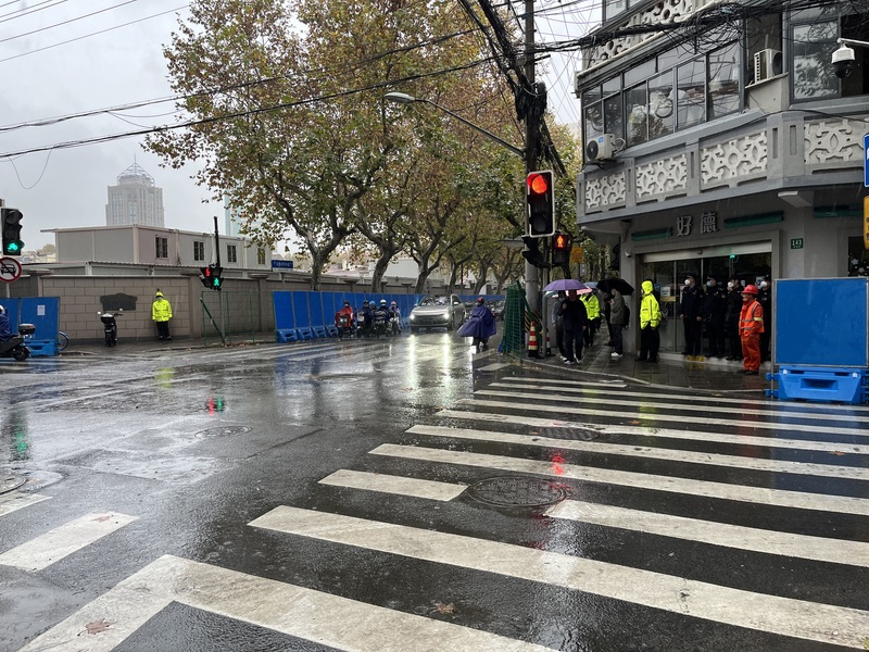 經過連續兩天群聚抗議活動後，28日在上海市烏魯木齊中路兩側沿途可見已經架設藍色路障，長約600公尺，現場見警率大增，平均每個街口都有安排警力。 (圖：中央社)