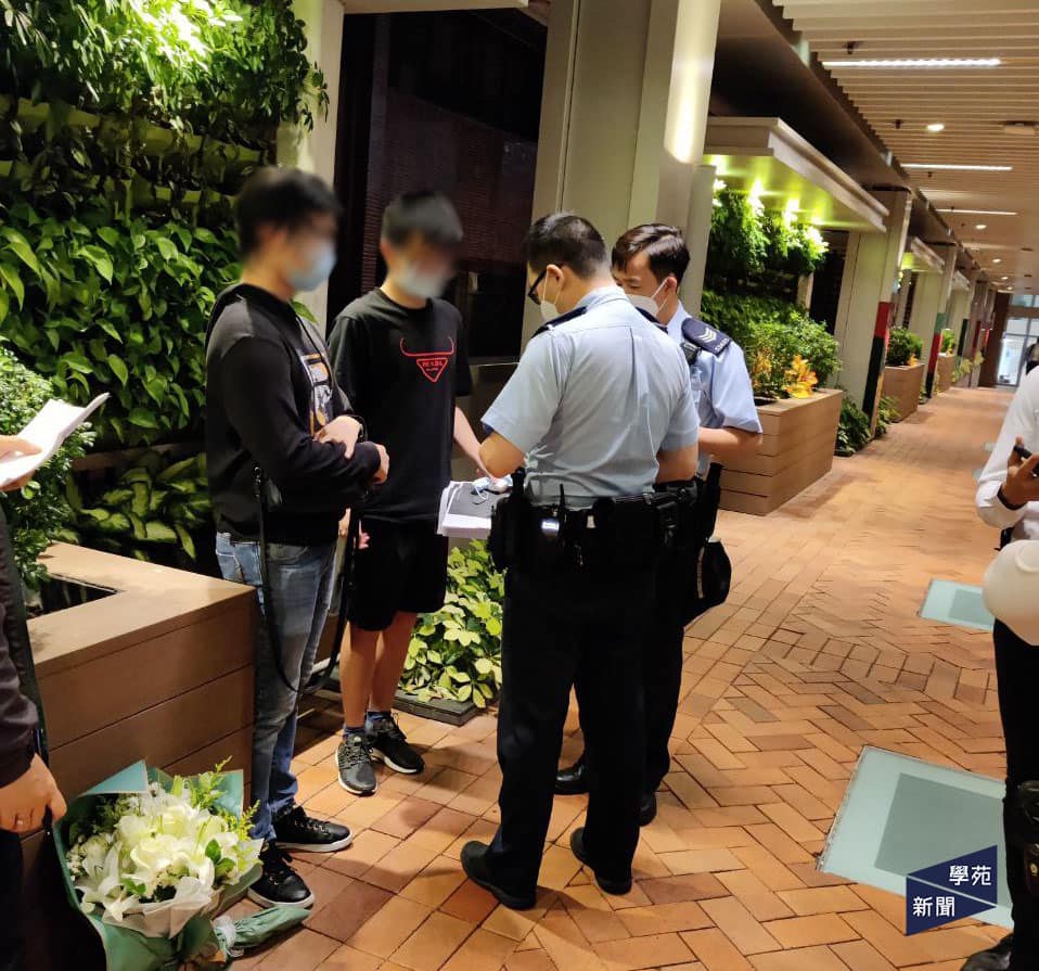 聲援白紙革命，一位中國留學生於香港大學大學街手持文宣， 校方報警處理。( 香港大學學生會學苑即時新聞臉書)