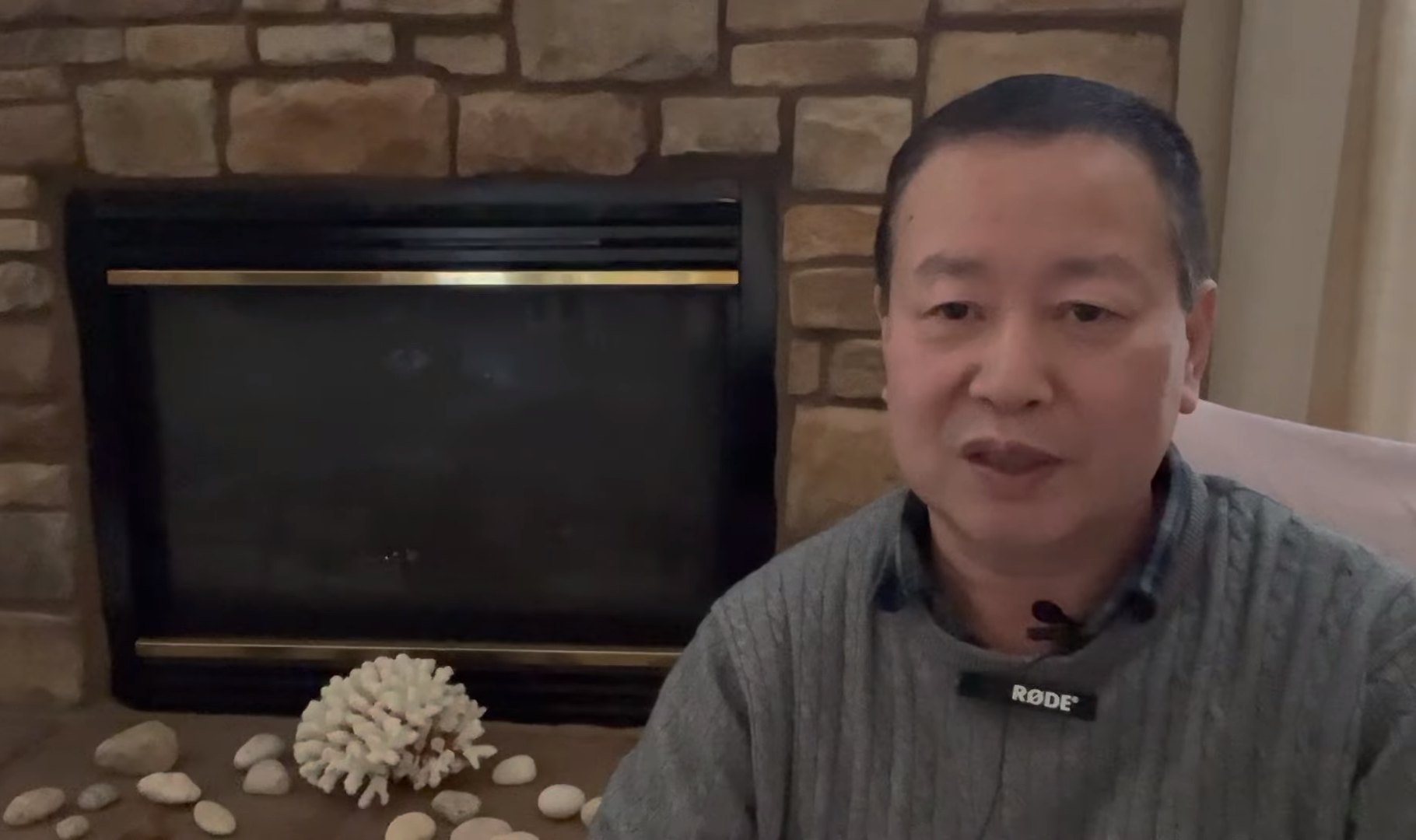 旅美中國經濟學者夏業良28日指出，中國民眾現在不只是對封控及清零有意見，更出現「要民主」、「反獨裁」及「習近平下台」口號。(擷取自YT老夏聊歷史)