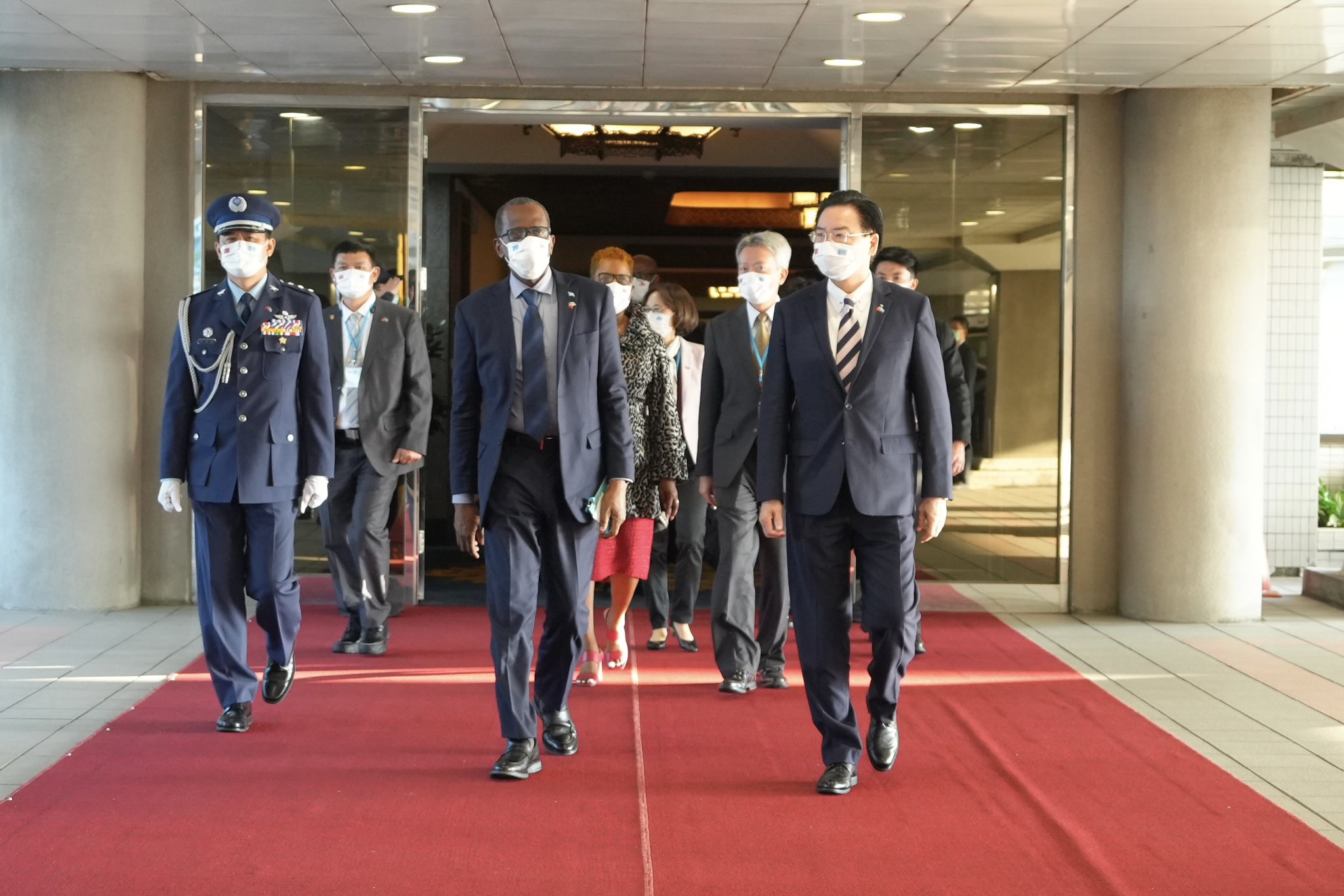 聖露西亞總理皮耶(Philip J. Pierre)(中)今天(28日)上午率團搭機抵台，外交部長吳釗燮(右)親自前往迎接。皮耶將與總統蔡英文就2國合作及共同關切事項深入交換意見。(外交部提供)