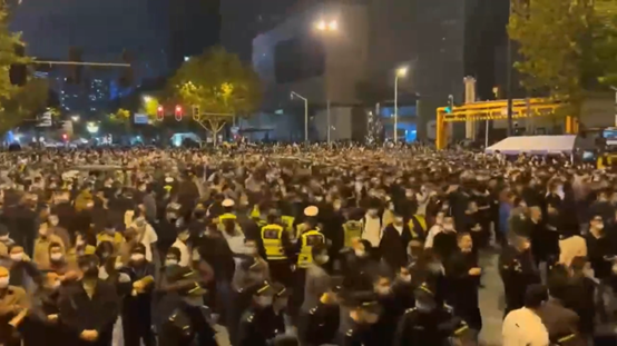 中國大陸多地掀起「白紙革命」抗議潮，圖為湖北省武漢漢正街遊行現場人山人海。（圖：取自推特）