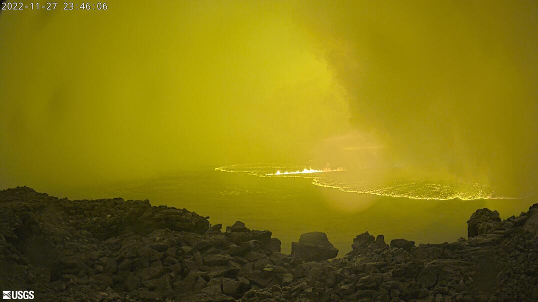 全球最大的活火山─夏威夷毛納羅亞(Mauna Loa)火山已於27日晚間開始噴發，並且已提高警戒等級。(圖:USGS Volcanoes臉書)