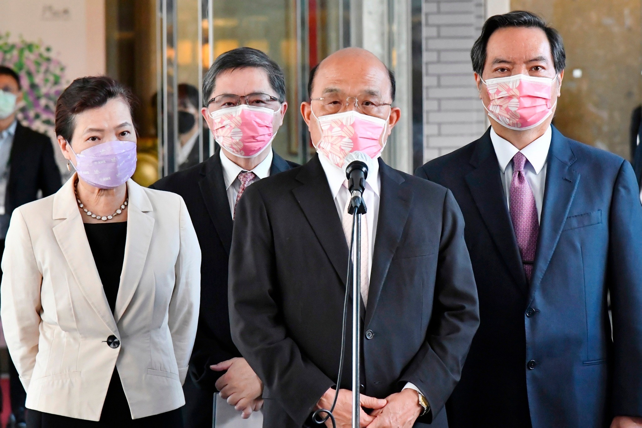 行政院長蘇貞昌(右二)在選後首次受訪，對於接受慰留，他表示總統提醒要堅守崗位，做出更好成績。(行政院提供)