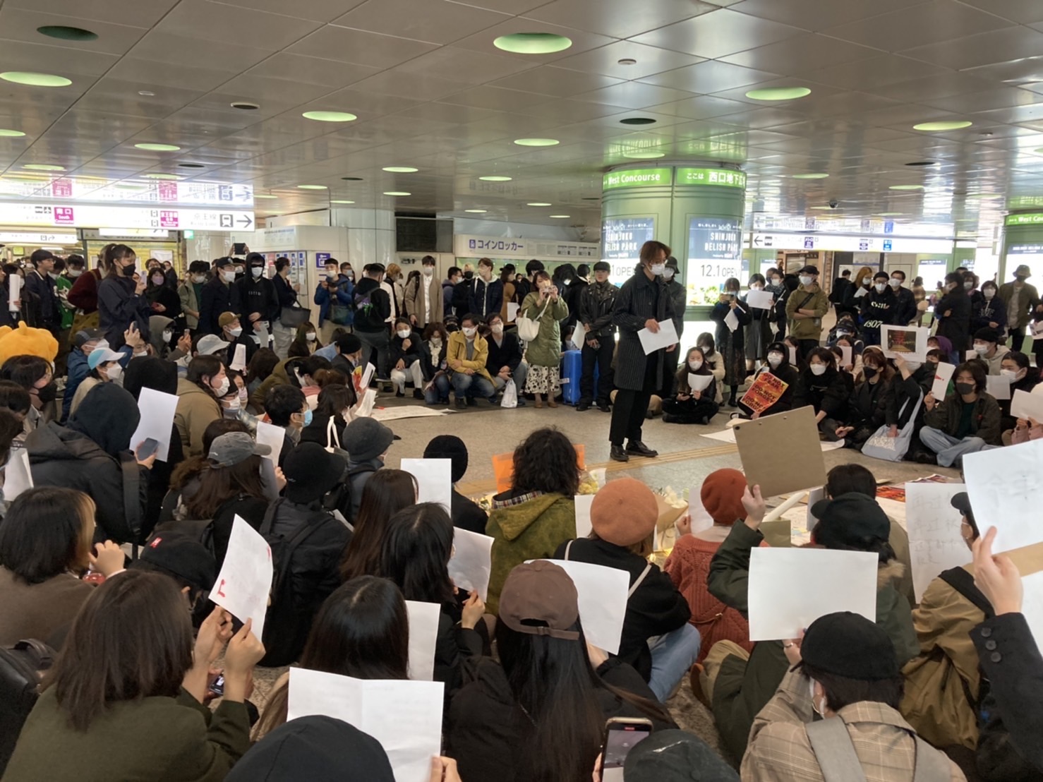 東京新宿西口地下廣場27日7點起有數百人參加反習反中共抗議集會，在日本是絕無僅有。   (圖：劉黎兒提供)