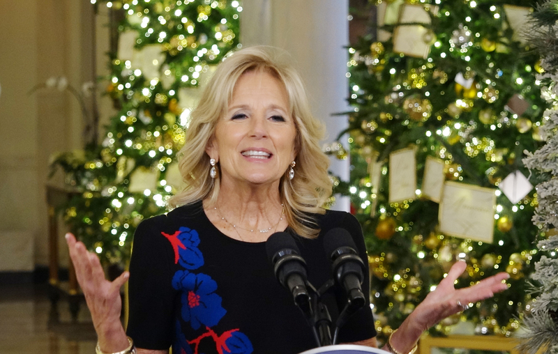 美國第一夫人吉兒．拜登美東時間28日開箱白宮年度耶誕裝飾，今年的裝飾主題為「我們人民」。 (圖：中央社)