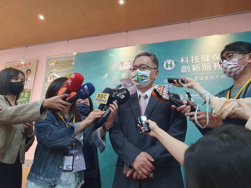 健保部分負擔新制原規劃明年第1季上路，衛福部長薛瑞元（右2）29日表示，部分負擔新制正式上路時間還需要再觀察看看，不排除因其他考量時程延後的可能性，但強調如果估計沒錯，會在明年上半年執行。 (圖：中央社)